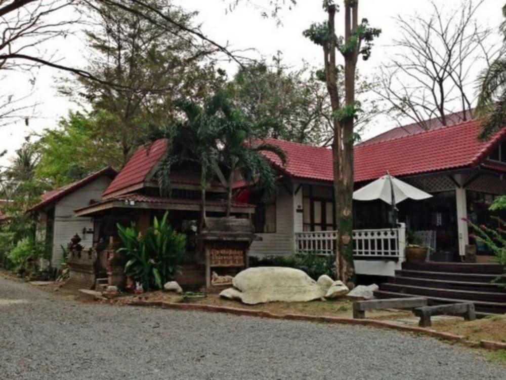 The Old Palace Resort Klong Sa Bua Ayutthaya Bagian luar foto